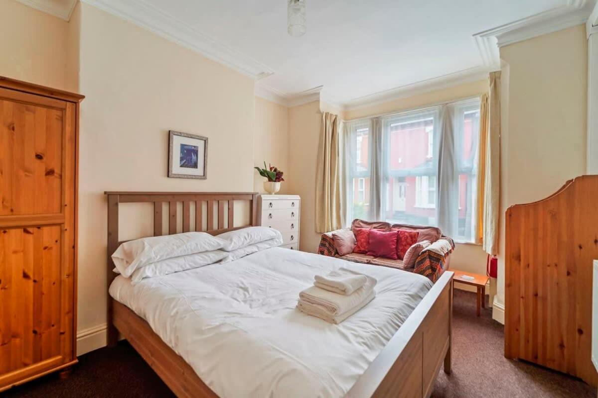 4 Bed Homely Retreat - Wolverhampton Exteriér fotografie